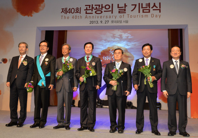 Vice Culture Minister Cho Hyun-jae (far left) and order of merit recipients for the 40th Anniversary of Tourism Day pose after being acknowledged for their contribution to the development of the Korean tourism industry at Lotte Hotel Seoul on Friday. The award recipients included (from second to left) Park Sang-hwan, CEO of Hana Tour; Lee Seok-myeong, CEO of Dongma; Kim Nam-chul, general manager of Wooyang Industry and Development’s Gyeongju branch; Cha Myung-suk, CEO of Look Korea Tour; Shin Yu-cheol, head of the Gyeonggi Province Tourism Association; and Nam Sang-man, head of the Korea Tourism Association.   (Lee Sang-sub/The Korea Herald)