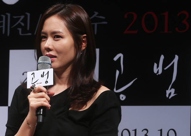 손예진(손언진/영화배우/탤런트)
Actress Son Ye-jin and actor Kim Kap-soo said their latest film cost them a great deal of effort to deal with detailed portrayals of emotions.