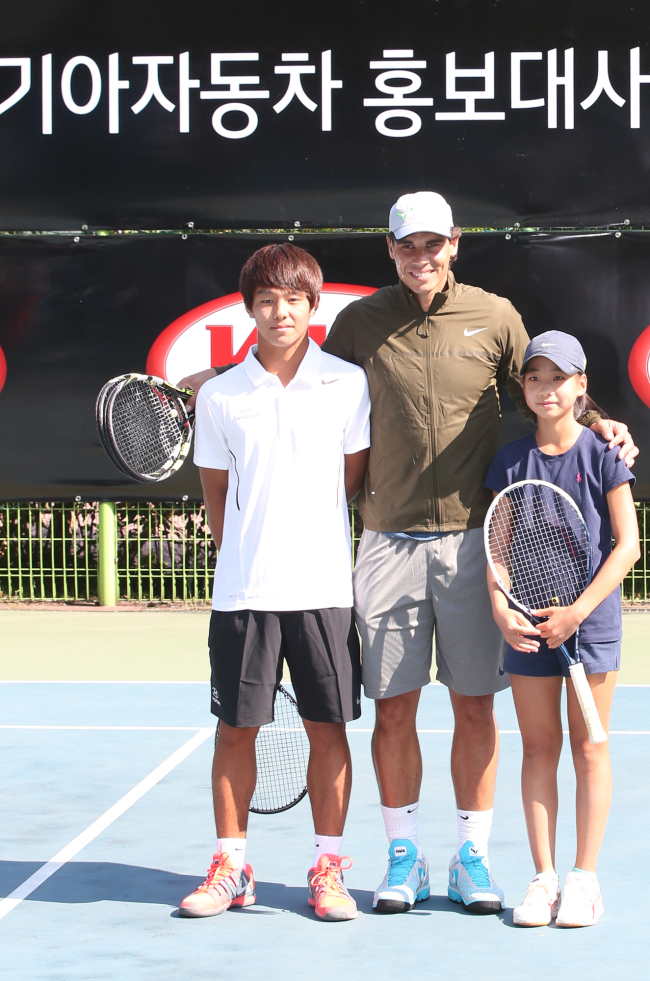 이덕희(좌부터/테니스선수),라파엘나달(RafaelNadal/테니스선수)
After overcoming nagging knee problems earlier this year, Rafael Nadal, the No. 2-ranked male tennis star, found an unlikely source of inspiration: a South Korean junior player.