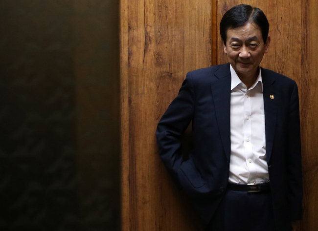 진영 보건복지부 장관이 27일 사임 의사를 밝혔다. 진 장관은 이날 기자들에게 보낸 이메일을 통해 "저는 보건복지부 장관으로서 책임을 통감하기 때문에 사임하고자 합니다"고 밝혔다. 사진은 지난 26일 오전 서울 계동 보건복지부에 출근해 엘리베이터를 타고 집무실로 향하는 진영 장관. (연합뉴스)