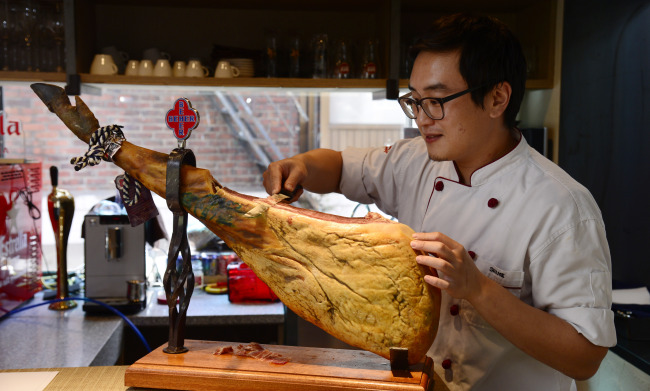 Tapeo is not a traditional tapas bar, though at first glance, the menu might give rise to the impression that the cuisine will be classic and straightforward.