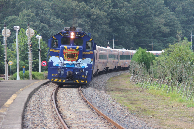The newly launched KORAIL “S-train” approaches one of its South Jeolla Province stops. (Julie Jackson/The Korea Herald)