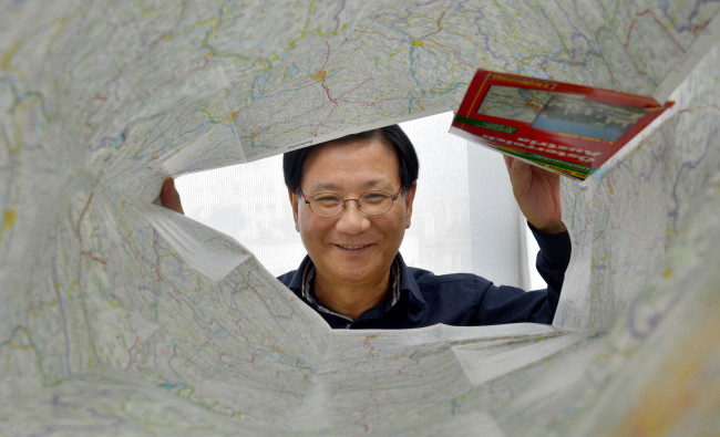 이원복(만화가/교수/덕성여자대학교석좌교수)
as a kid,” Rhie, now 66, tells The Korea Herald. “You either went outside and played with other kids, or stayed inside and found something to do. People were poor and we all didn’t have many things. Books were also very hard to find. I wasn’t a very active type, so I stayed inside and just doodled.”