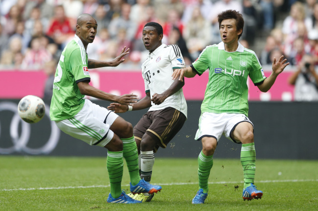 Wolfsburg’s Koo Ja-cheol (right) looks to control the ball against Bayern.   (AP-Yonhap News)