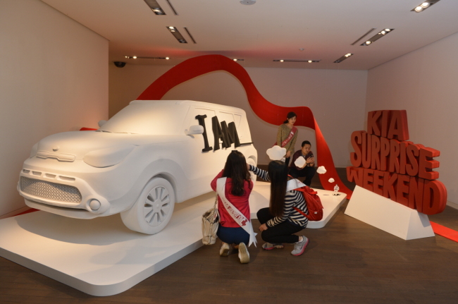 A Kia Soul-inspired artwork, by toy artist Michael Lau from Hong Kong, is on display at the Kia Surprise Weekend exhibition, which ended its three-day run on Sunday at Gana Art Center in Seoul.   (Kia Motors)