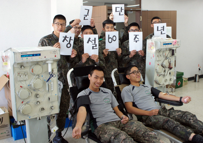 Soldiers of the 6th Division, 5th Corps of the Army donate blood in the corps’ blood donation relay involving 6,000 soldiers.   (Army 6th Division)