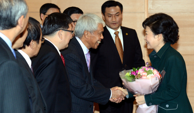 Bruneian Ambassador to South Korea Dato Haji Harun Ismail greets President Park Geun-hye during a meeting with envoys from Southeast Asia at Cheong Wa Dae in January.   (The Korea Herald file photo)
