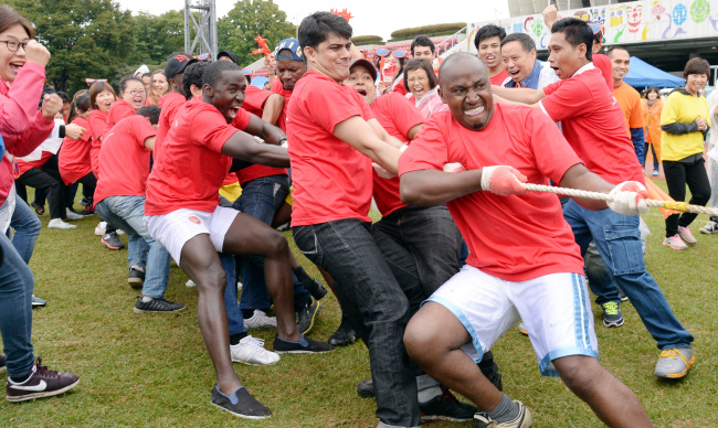 Participants play tug-of-war at Olympic Stadium in Seoul on Sunday during an athletic event organized by Seoul Metropolitan Government for foreign workers.   (Ahn Hoon/The Korea Herald)