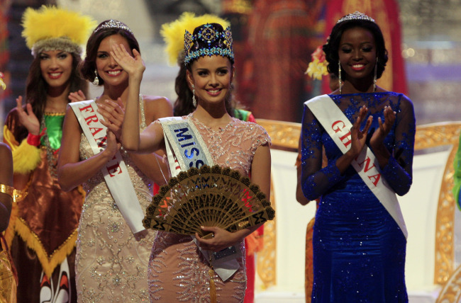 Newly crowned Miss World, Megan Young of the Philippines, waves after winning the Miss World contest in Bali, Indonesia, Saturday.   (AP-Yonhap News)