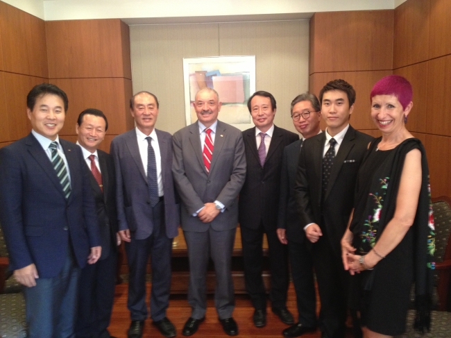 Paraguayan Ambassador to South Korea Ceferino Valdez (fourth from left) and incoming Korean Ambassador to Paraguay Hahn Myung-jae (fifth from left) pose for a group photo with friends, family and colleagues at a reception greeting the newly appointed Korean envoy to the South American nation at Seoul Club on Sept. 23. (Philip Iglauer/The Korea Herald)