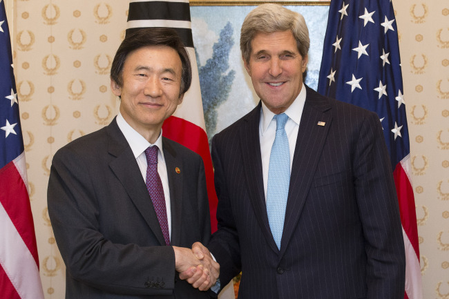 Foreign Minister Yun Byung-se shakes hands with U.S. Secretary of State John Kerry at the onset of their talks in New York on Friday on the sidelines of the U.N. General Assembly.   (Yonhap News)