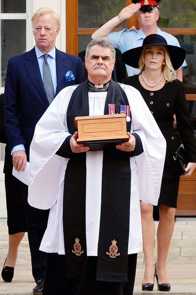 Rev. Richard Whittington carries an oak casket with the ashes of former British Prime Minister Margaret Thatcher at the Royal Hospital Chelsea on Saturday.   AFP-Yonhap News