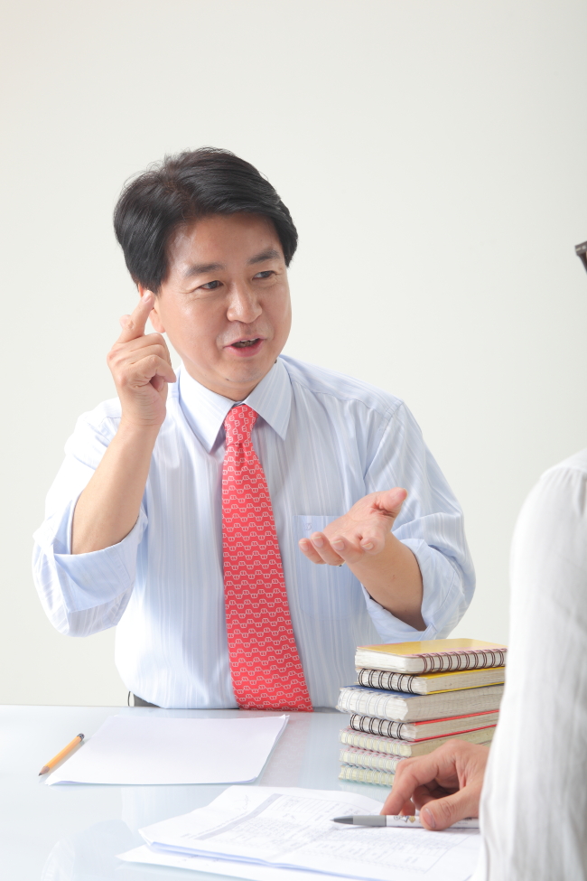 노웅래(국회의원/민주당국회의원)
후쿠시마 원자력 발전소의 방사능 유출 문제를 회피하고 은폐하기에만 급급한 일본 정부, 2년이 지나서야 뒤늦게 대응책 마련에 나서 국민적 불안감을 증폭시킨 우리 정부. 노웅래 민주당 의원의 눈에는 모두 한심하다.