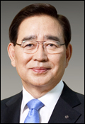 한동우(금융인/신한금융지주회사회장)
신한금융그룹의 ‘따뜻한 금융’을 내세운 경영행보가 눈길을 끌고 있다. 한동우 회장 취임 이래 ‘본업을 통해 세상을 이롭게 한다’는 모토로 금융의 본업과 기업의 사회적 책임을 하나로 결합시킨 이른바 ‘따뜻한 금융’이 주목받고 있다.