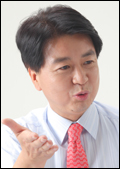 노웅래(국회의원/민주당국회의원)
후쿠시마 원자력 발전소의 방사능 유출 문제를 회피하고 은폐하기에만 급급한 일본 정부, 2년이 지나서야 뒤늦게 대응책 마련에 나서 국민적 불안감을 증폭시킨 우리 정부. 노웅래 민주당 의원의 눈에는 모두 한심하다.
