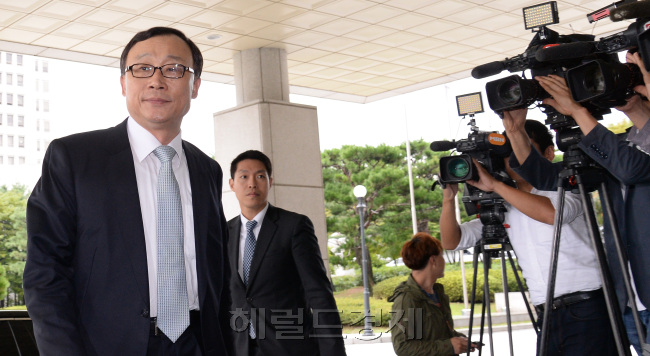30일 오전 서울 서초동 대검찰청으로 퇴임식을 앞군 채동욱 검찰총장이 마지막 출근을 하고 있다./안훈기자 rosedale@ 2013.09.30