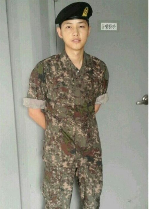 송중기(탤런트/영화배우)
배우 송중기 군복 사진이 공개돼 화제다.