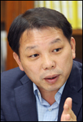 오성규(기업인/서울시설공단이사장)
지난 22일 취임 100일을 맞은 오성규(46ㆍ사진) 서울시설관리공단 이사장은 창립 30주년을 맞은 공단이 새로운 도약을 위해서는 그동안의 소극성을탈 피하는 큰 변화가 필요하다”며 이같이 말했다.
