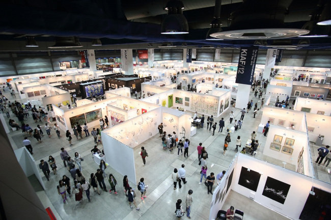 A view of the Korea International Art Fair held last year at Coex in Samseong-dong, southern Seoul.   KIAF