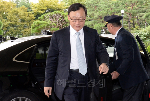 채동욱(정무직공무원/전검사/대검찰청검찰총장)
채 총장은 이날 오전 11시 서울 서초동 대검찰청 별관 4층에서 퇴임식을 열고 180일간의 총장 업무를 마쳤다.