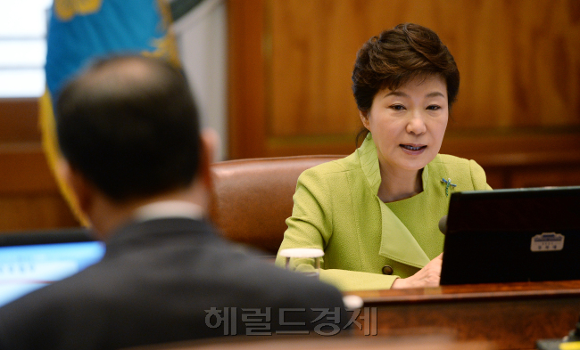 박근혜 대통령이 30일 청와대에서 열린 수석비서관 회의에서 모두발언을 하고 있다. 정희조 기자/checho@heraldcorp.com
기초연금 정부안에 대해 대국민 설득작업을 벌이는 와중에 진영 보건복지부 장관이 사표를 제출, 청와대는 난감한 반응을 보이고 있다. 청와대는 진 장관을 상대로 업무복귀를 설득하고 있지만 진 장관은 뜻을 굽히지 않고 있다. 30일 대통령이 수석비서관회의를 주재하면서 공직자의 자세를 다시 한 번 강조하고 있다.  정희조 기자/checho@