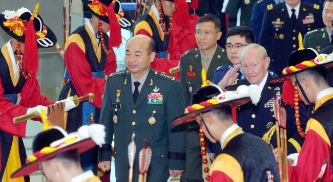 Joint Chiefs of Staff Chairman Gen. Jung Seung-jo and his U.S. counterpart Martin Dempsey inspect an honor guard at the JCS headquarters in Seoul on Monday before opening the annual Military Committee Meeting.   (Kim Myung-sub/The Korea Herald)