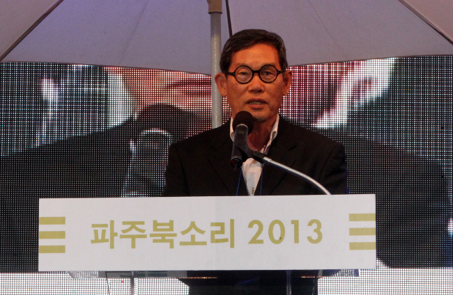 Kim Eon-ho, chairman of the Bookcity Culture Foundation, makes a speech during an opening ceremony of Paju Booksori in Paju, Gyeonggi Province, Saturday.   (Yonhap News)