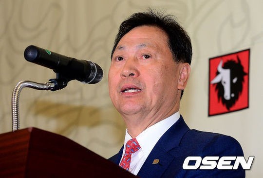 강태선(기업인/블랙야크회장/동진레저회장/아우트로회장)
최근 아시아나 항공사 직원 폭행 논란에 휘말린 아웃도어 브랜드 블랙야크 강태선 회장(65)이 30일 사건 관련해 사과를 하는 성명서를 발표했다.