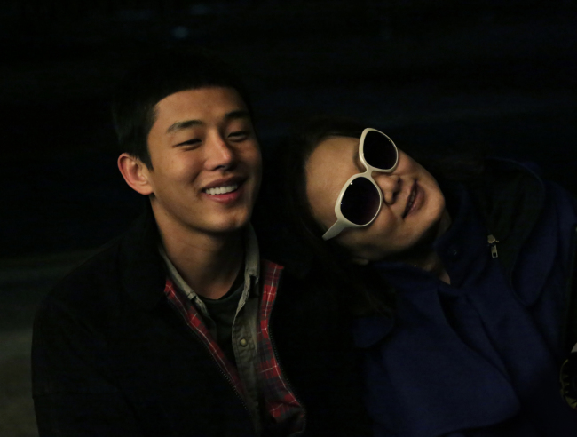 유아인(좌부터/엄홍식/탤런트/영화배우),김해숙(탤런트/영화배우)
조폭에 휘말려 파멸하는 내일 없는 밑바닥 청춘. 많이 봐 왔다. 20년전까지 거슬러 올라가면 ’게임의 법칙‘의 박중훈이 있었다. ’친구‘의 장동건도, ’비열한 거리‘의 조인성도 마찬가지였다.