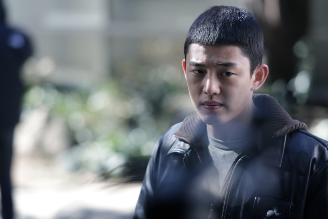 유아인(좌부터/엄홍식/탤런트/영화배우)
조폭에 휘말려 파멸하는 내일 없는 밑바닥 청춘. 많이 봐 왔다. 20년전까지 거슬러 올라가면 ’게임의 법칙‘의 박중훈이 있었다. ’친구‘의 장동건도, ’비열한 거리‘의 조인성도 마찬가지였다.