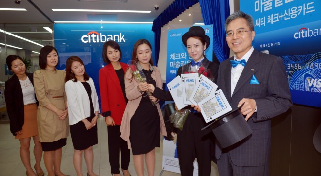 Citibank Korea CEO Ha Yung-ku (right) attends the lender’s marketing promotion event on the launch of its new hybrid card, a combination of a credit and debit card, in Seoul on Monday.   (Kim Myung-sub/The Korea Herald)