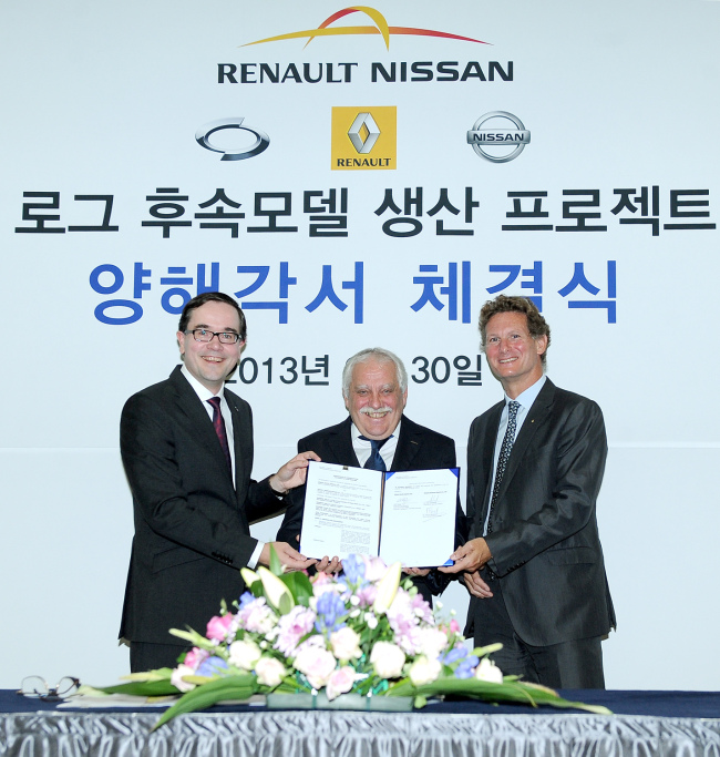 (From left) Renault Samsung Motors CEO Francois Provost, Nissan’s Management Committee Americas chairman Colin Dodge and Renault’s Asia-Pacific head Gilles Normand pose at a ceremony to conclude an MOU at RSM’s Busan plant on Monday.   (RSM)