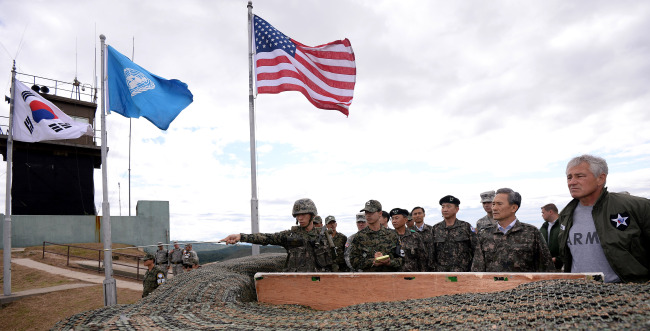 U.S. Defense Secretary Chuck Hagel (right) and Korea’s Minister of National Defense Kim Kwan-jin (second from right) listen to a briefing at an observation post near Panmunjeom, a border village in Gyeonggi Province, Monday.   (Joint Press Corps)
