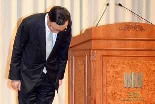 채동욱(정무직공무원/전검사/대검찰청검찰총장)
이날 오전 11시 서울 서초동 대검찰청 별관 4층 강당에서 열린 퇴임식에서 채 총장은 애써 감정을 억누르려는 듯 밝고 자신감에 찬 표정으로 행사장에 입장했다. 채 총장의 부인과 딸도 동석했다.