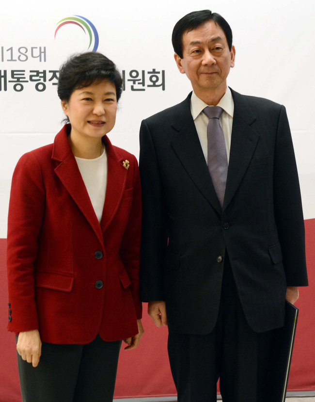 박근혜(좌부터/대통령/대한민국대통령),진영(정무직공무원/국회의원/보건복지부장관/새누리당국회의원)
지난 3월6일 당시 진영 인수위 부위원장이 서울 삼청동 한국금융연수원 내 대통령직 인수위원회에서 박근혜 대통령 당선인으로부터 임명장을 받은 뒤 기념촬영하고 있는 모습 (연합뉴스)