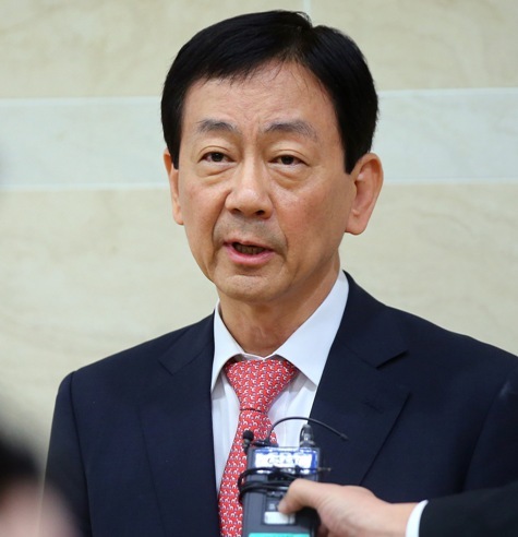 진영(정무직공무원/국회의원/보건복지부장관/새누리당국회의원)
President Park Geun-hye on Monday accepted Health Minister Chin Young’s resignation over the pension controversy after a week of back-and-forth that left a sizable dent in her leadership and policy drive.