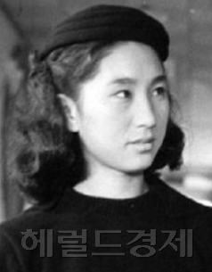 공미도리(영화배우)
배우 신성일이 아내 엄앵란이 아닌 공미도리와 결혼할뻔 했다고 밝혀 이목을 끌고 있다.