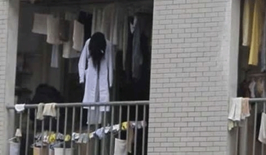 최근 한 온라인 커뮤니티 게시판에는 ‘공포의 베란다 2탄’이란 제목으로 한 장의 사진이 올라왔다.