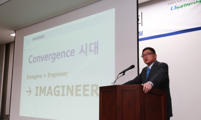 구자균(기업인/전교수/LS산전대표이사부회장)
구자균 LS산전 부회장은 ‘전기산업’이 ‘전자’이후 세계 경제를 이끌어갈 분야가 될 것으로 내다봤다. 세계적인 전력수급 불균형, 환경 문제 등으로 인해 에너지의 효율적 사용, 신 에너지원 개발이 글로벌 이슈가 되고 있기 때문이다.