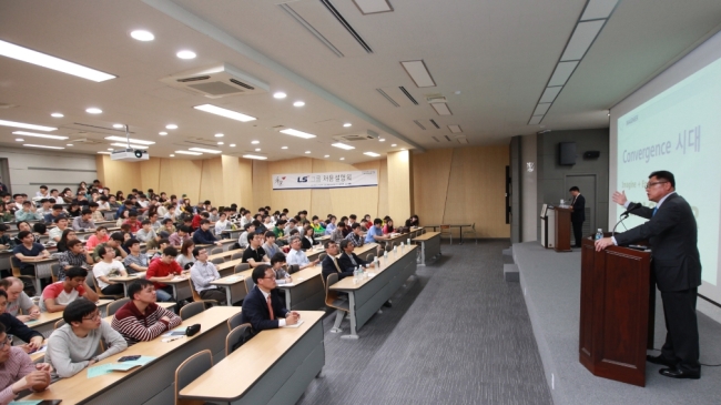 구자균(기업인/전교수/LS산전대표이사부회장)
구자균 LS산전 부회장은 ‘전기산업’이 ‘전자’이후 세계 경제를 이끌어갈 분야가 될 것으로 내다봤다. 세계적인 전력수급 불균형, 환경 문제 등으로 인해 에너지의 효율적 사용, 신 에너지원 개발이 글로벌 이슈가 되고 있기 때문이다.