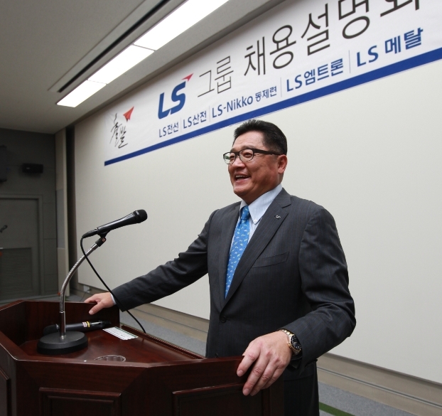 구자균(기업인/전교수/LS산전대표이사부회장)
구자균 LS산전 부회장은 ‘전기산업’이 ‘전자’이후 세계 경제를 이끌어갈 분야가 될 것으로 내다봤다. 세계적인 전력수급 불균형, 환경 문제 등으로 인해 에너지의 효율적 사용, 신 에너지원 개발이 글로벌 이슈가 되고 있기 때문이다.