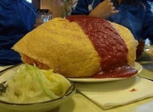 엄청난 양의 음식으로 승부하는 ‘아낌없이 주는 식당’들이 화제다.