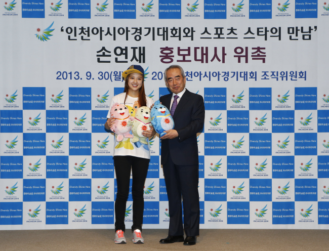 손연재(좌부터/체조선수),김영수(문화기관단체인/전검사/한국청소년문화연구소이사장/광화문문화포럼회장)
2014인천아시아경기대회조직위위원회는 지난 30일 서울 태평동 프레스센터에서 리듬체조 스타 손 선수를 2014인천아시아경기대회 홍보대사로 위촉했다.