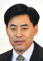 류정형(기업인/STX조선해양부사장)
류정형<사진>STX조선해양 신임대표가 공식 취임식도 미루며 구조조정 및 경영정상화 작업을 위한 채권단과의 긴밀한 협의에 들어간 것으로 확인됐다. 강덕수 회장이 물러나고 류정형 대표가 선임되기까지 약 한달의 시간이 걸리면서 구조조정 작업이 지연되자 채권단이 본격적으로 속도를 내는 모양새다.