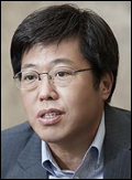 승명호(기업인/동화홀딩스회장)
연매출 1조원대의 동화그룹(회장 승명호ㆍ사진)이 1일자로 목재 중심의 소재사업과 중고차 유통의 자동차사업으로 기업 구조를 개편했다.