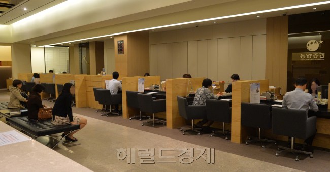 동양증권 명동본점 내부 스케치<br />이상섭 기자. babtong@heraldcorp.com 2013.09.25
동양증권 명동본점 내부 스케치
이상섭 기자. babtong@heraldcorp.com 2013.09.25
동양그룹 4개 계열사의 법정관리로 동양 계열사의 기업어음(CP) 및 회사채 불완전판매와 관련한 민원이 급증하고 동양증권에서는 다시 일부 자금 인출이 발생하는 등 불안감이 고조되고 있다. 동양증권 상담 창구에서 투자자들이 심각한 표정으로 직원과 이야기를 하고 있다.  이상섭 기자/babtong@heraldcorp.com