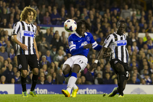 Everton’s Romelu Lukaku shoots against Newcastle.   (AP-Yonhap News)