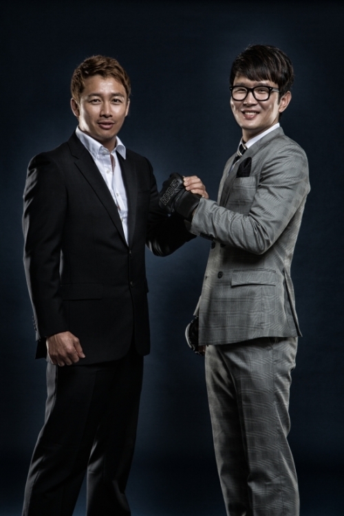 정문홍(좌부터/기업인/로드FC대표),윤형빈(윤성호/개그맨/가수/오버액션)
Comedian Yoon Hyung-bin has announced that he will debut as a mixed martial arts fighter for Road FC, the biggest mixed martial arts organization in Asia.