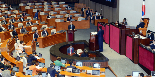 국회는 1일 오전 정홍원 국무총리를 참석시켜  기초연금 및 채동욱 전 검찰총장 건과 관련해 긴급현안 대정부 질문을 하고 있다. 새누리 권선동의원 질문 황교안 법무장관 답변.  박현구 기자phko@heraldcorp.com