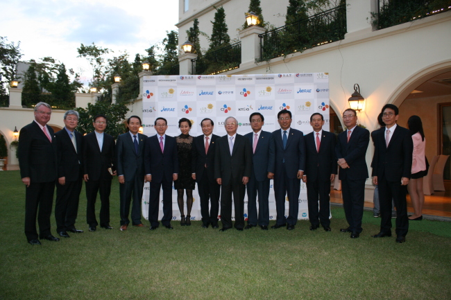Professor Min Byoung-chul (fifth from left), chairman of the nonprofit Sunfull Movement, poses with participants including Korea Communications Committee chairman Lee Kyeong-jae (seventh from left) and CJ Group co-chairman Sohn Kyung-shik (eighth from left) at a concert at the Raum Art Center in Seoul on Monday to memorialize Sichuan quake victims.   (Sunfull Movement)